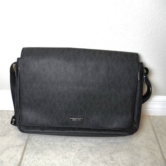 MICHAEL KORS Cooper Messenger Bag - FINAL SALE - Picture 1 of 6